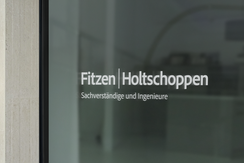 Logo Folienplott auf Fensterscheibe Symbolbild